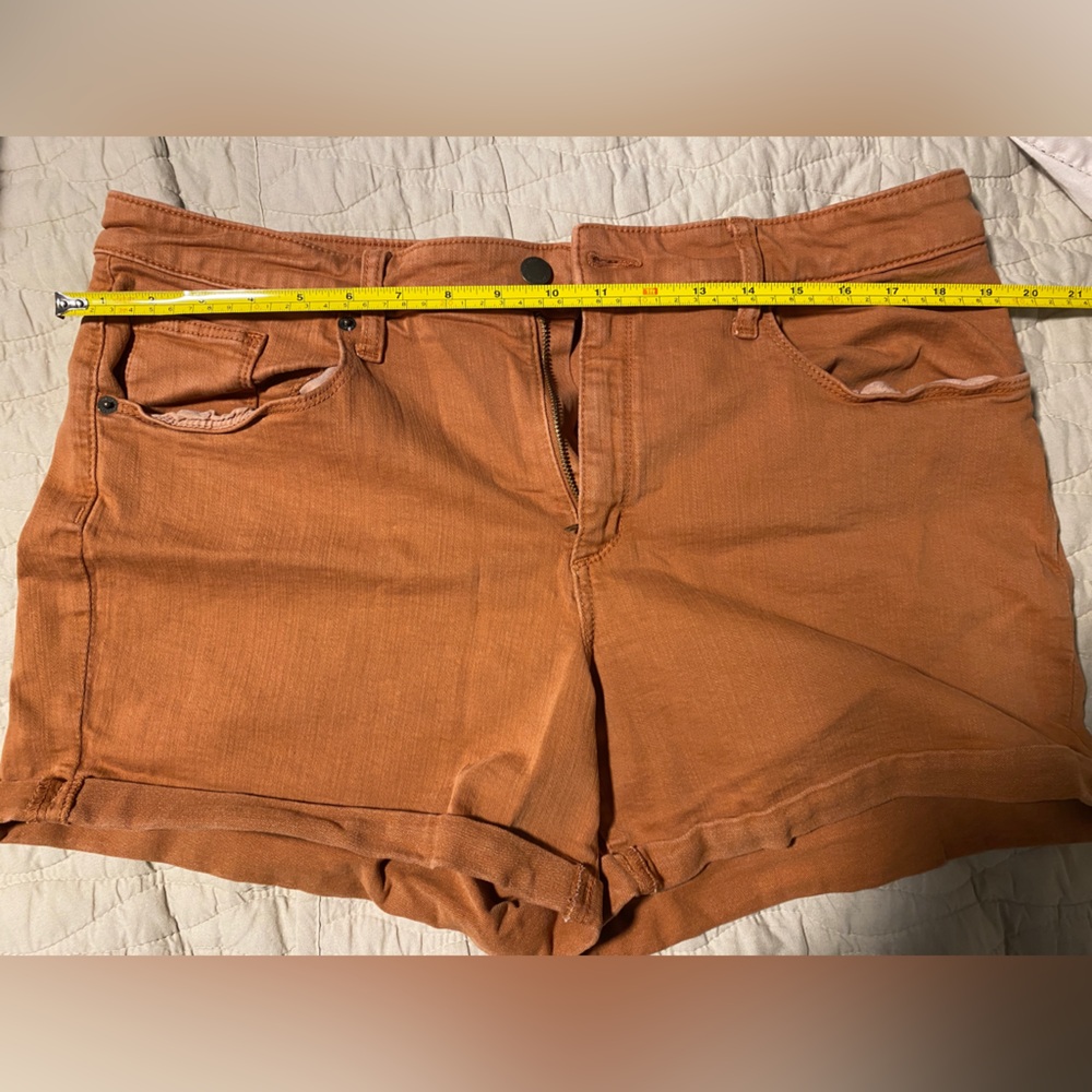 Target/Universal Thread shorts. Orange/salmon color 16/33. 4.5” cuffed inseam